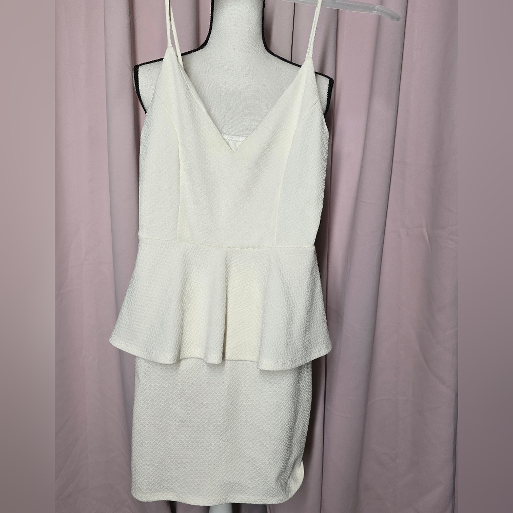 Elegant White Peplum Dress - Picture 4 of 4